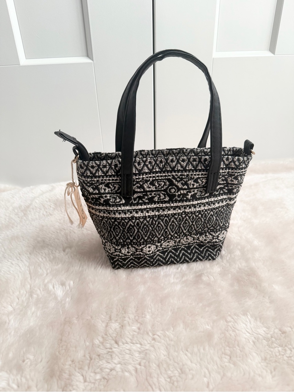 L.I.B New York. Black & Cream Woven Pattern Tote Bag with Removable Strap - Picture 9 of 9